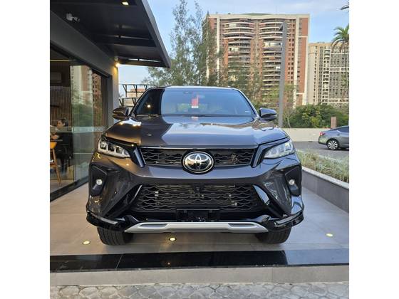 TOYOTA HILUX SW4 2.8 D-4D TURBO DIESEL DIAMOND 7L 4X4 AUTOMÁTICO